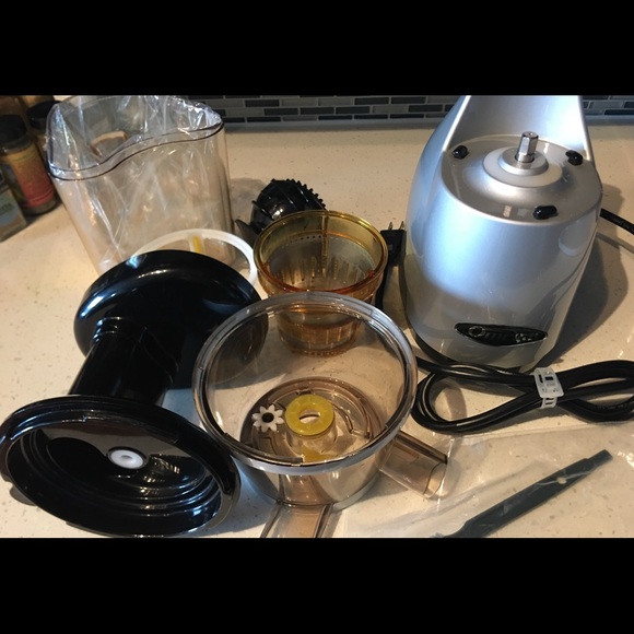 Omega Vert Juicer Low Speed VRT350 9 Pieces in Box - Picture 4 of 5